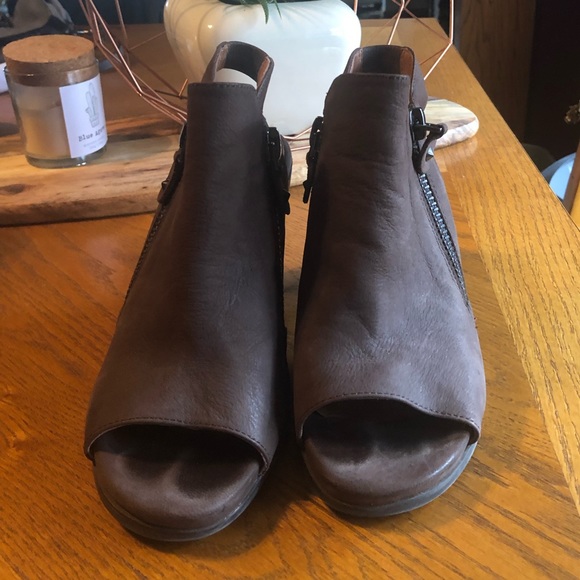 Soft Sole by Kenneth Cole Open Toe Shoe - Picture 2 of 6